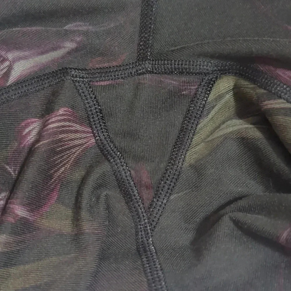 Lululemon Wunder Under Crop, Color Midnight Iris Multi / Black Size 4 - Picture 15 of 16